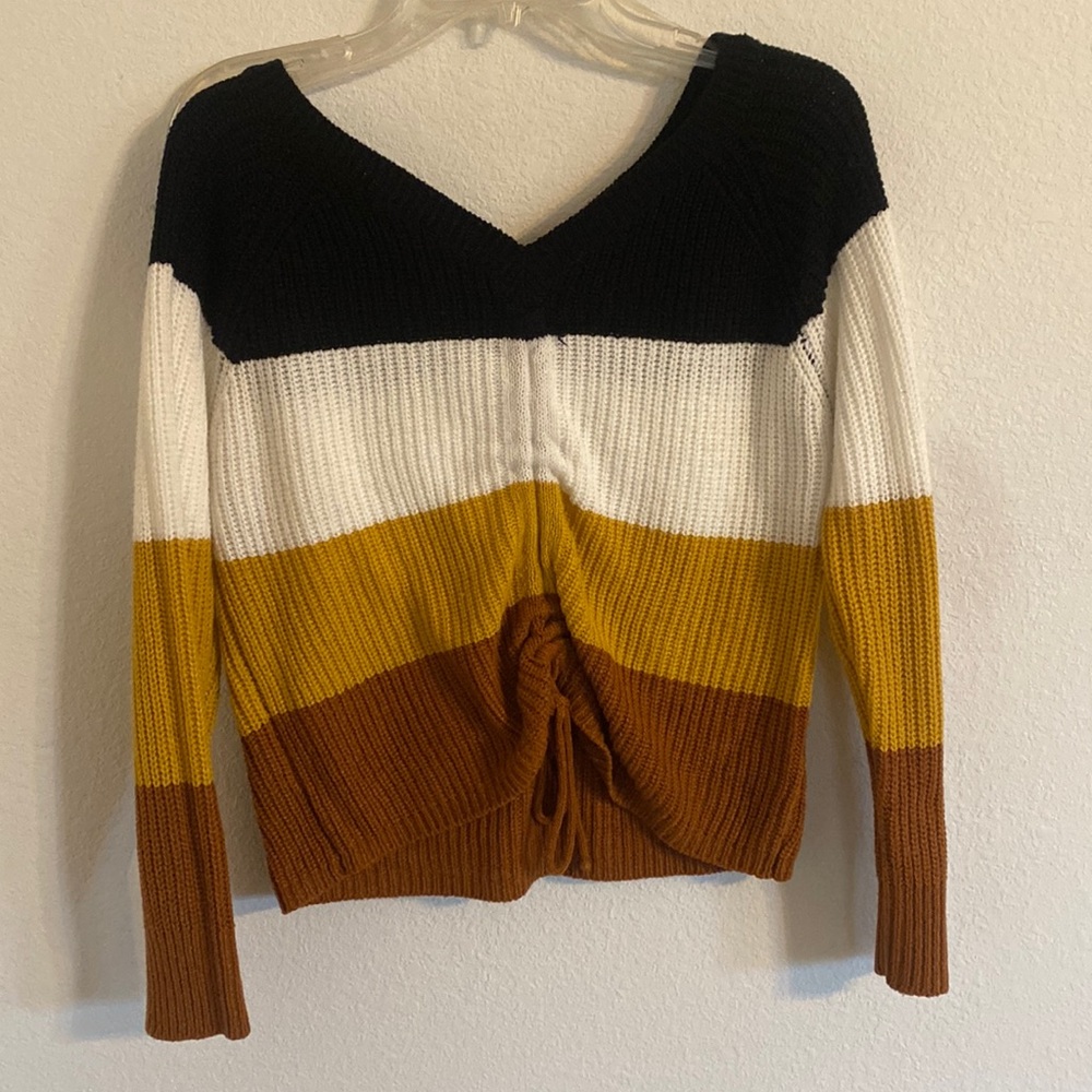 Medium striped knitted sweater with tie